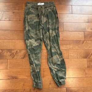 Hollister Green Camouflage pants xs
